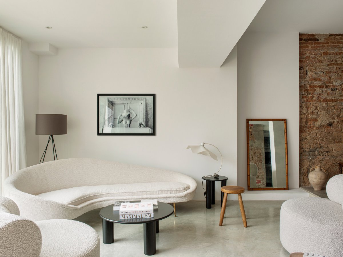 Salón moderno minimalista en blanco con formas orgánicas
