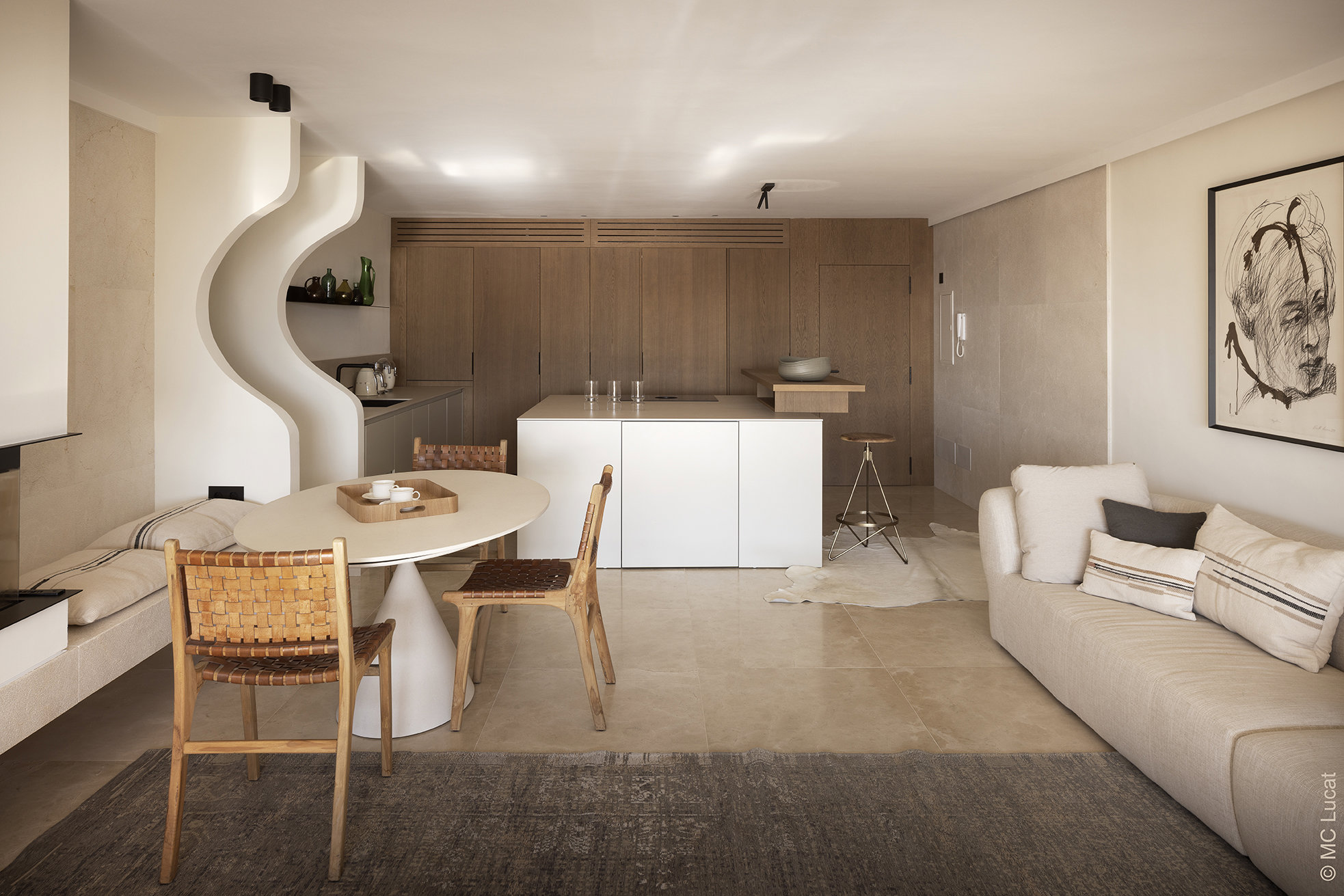 Salón moderno en tonos beige conectado a la cocina