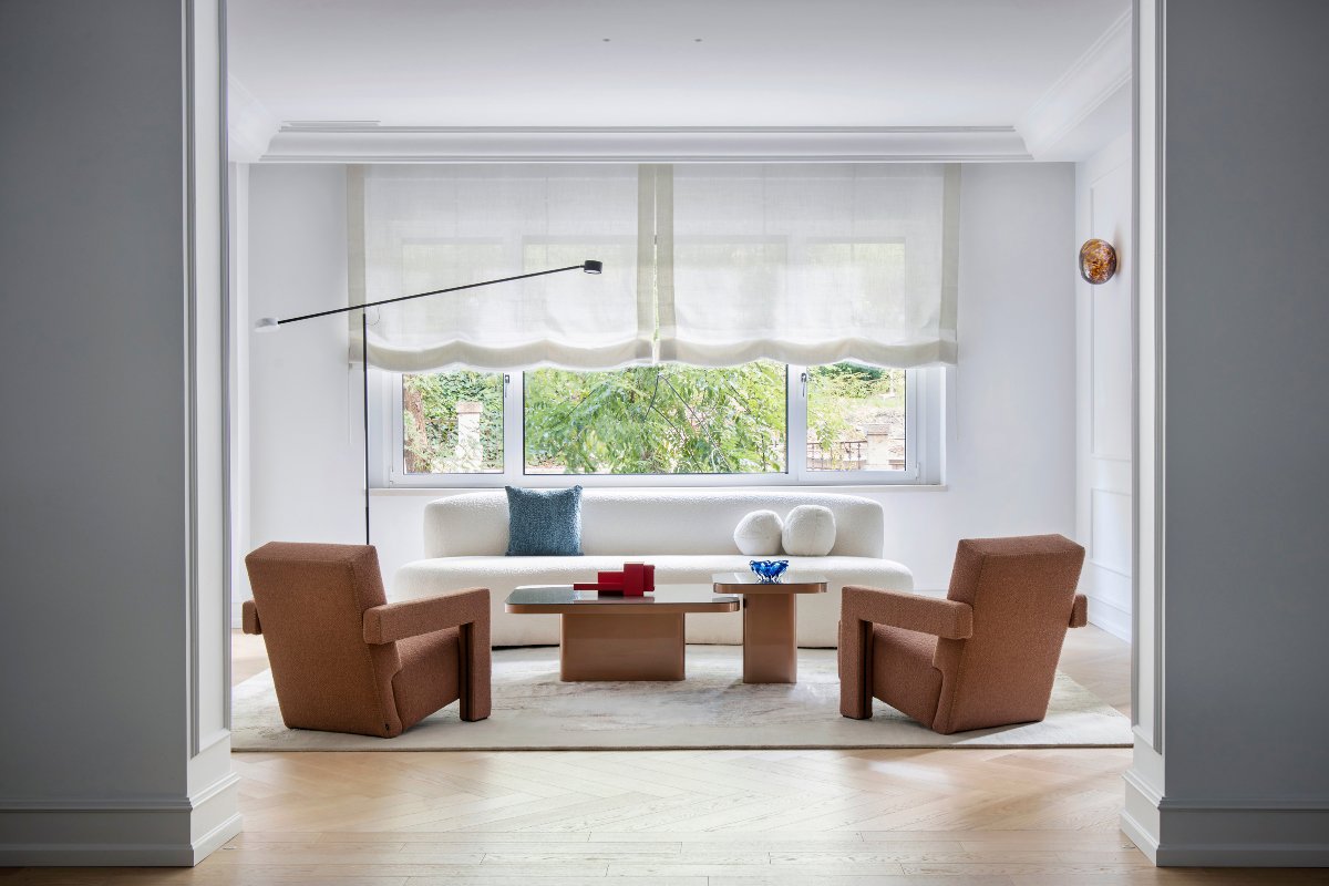 Salón moderno minimalista con dos butacones marrones