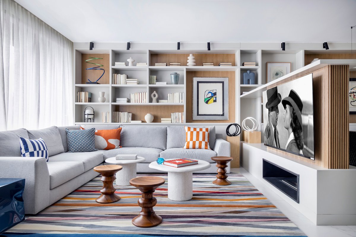 Salón moderno con sofá gris y alfombra de rayas de colores