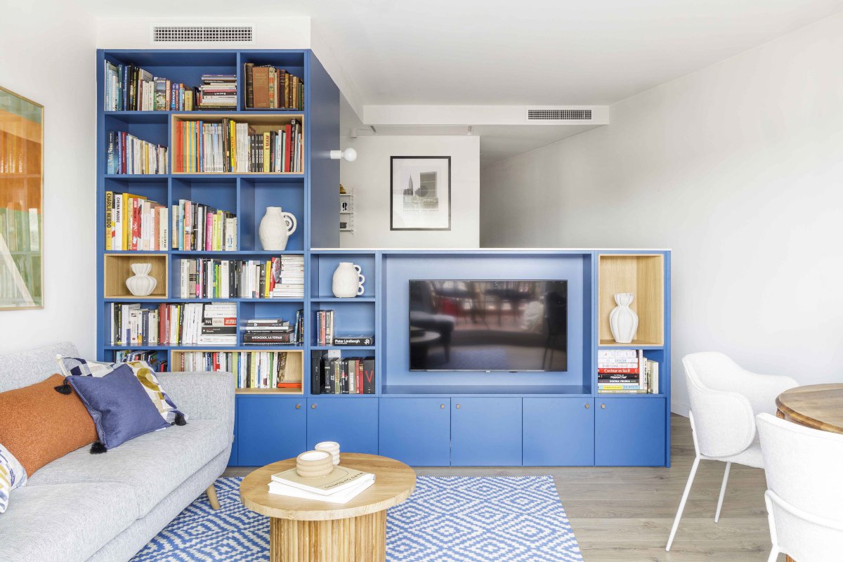 Salón moderno con librería en tonos azules