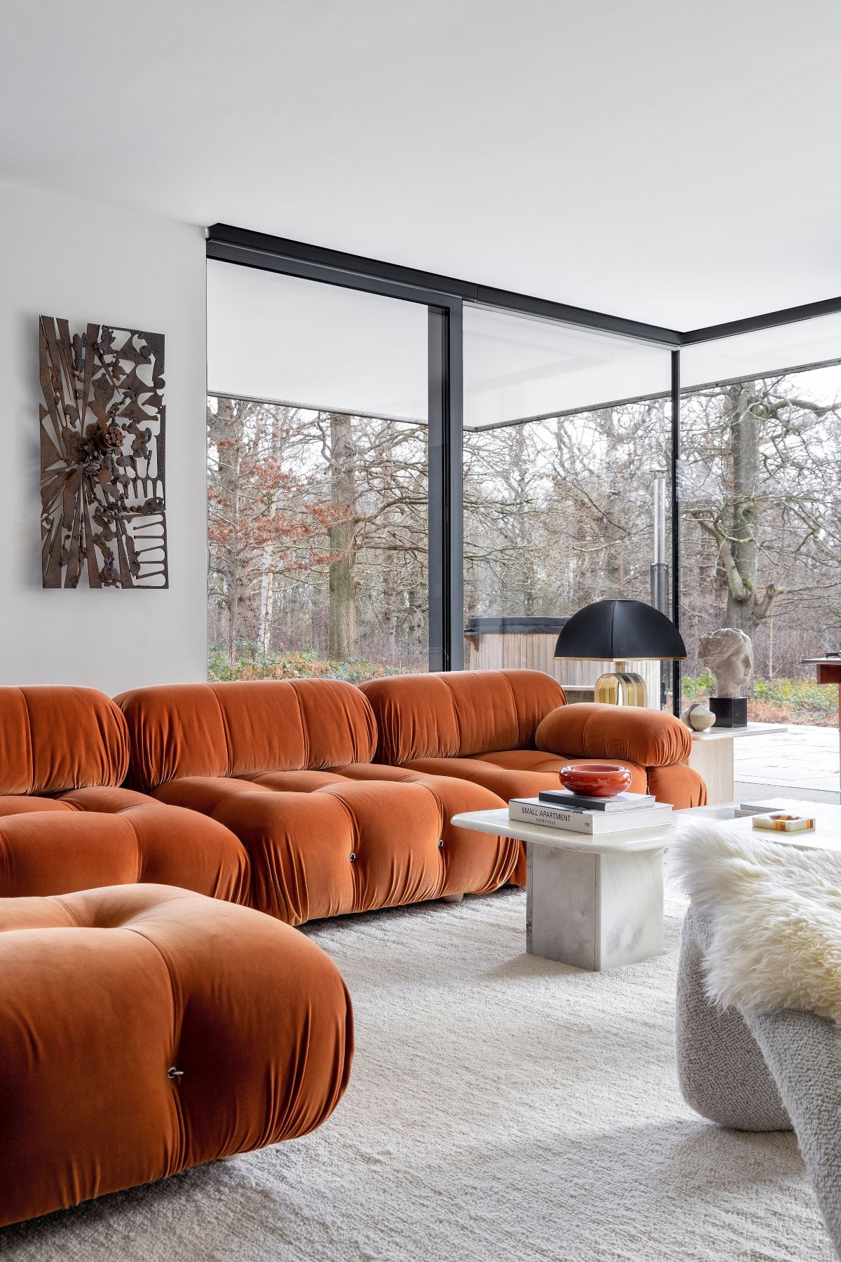 Salón moderno con gran sofá de color caldera con formas redondeadas