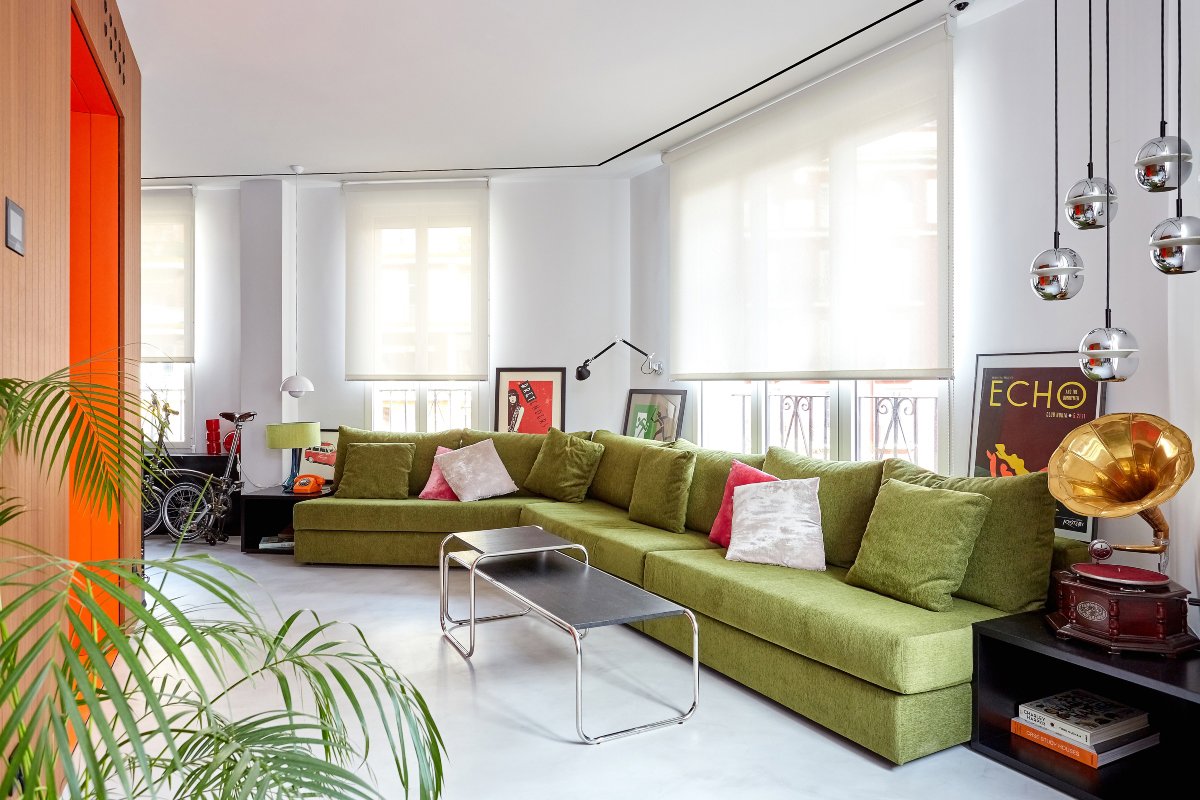 Salón moderno con amplio sofá en verde