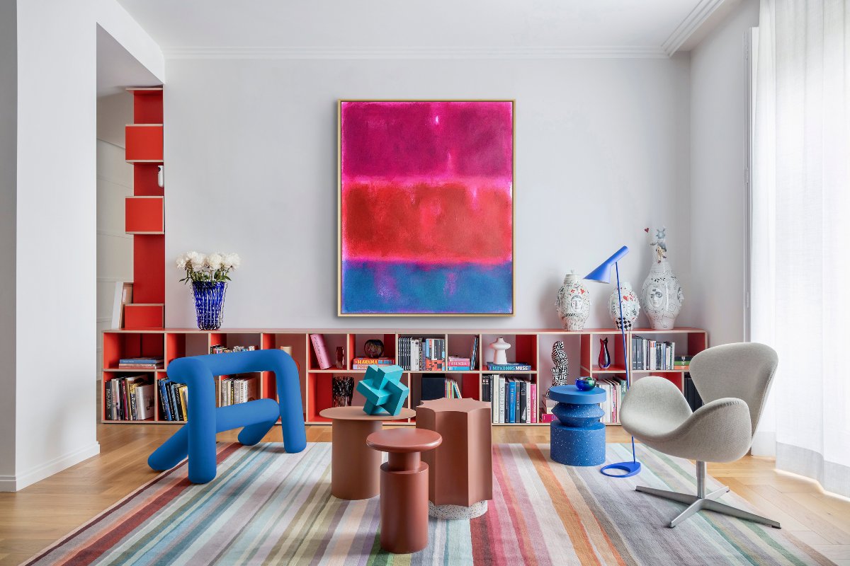 Salón moderno con cuadro de vivos colores