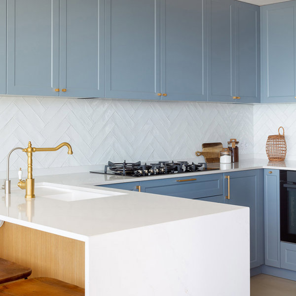 Un clásico que nunca pasa de moda: las cocinas con luminosos azulejos blancos
