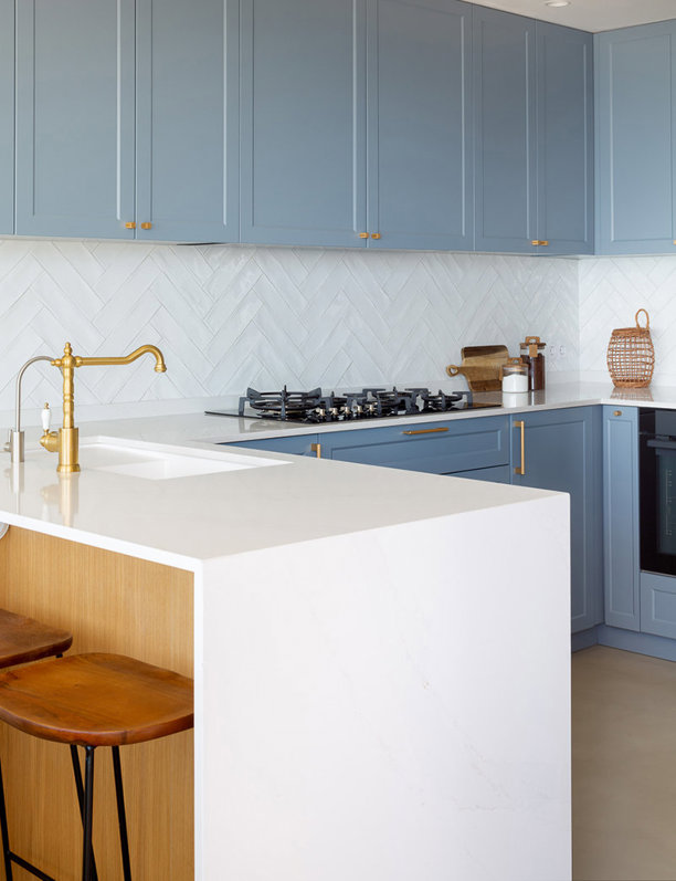 Un clásico que nunca pasa de moda: las cocinas con luminosos azulejos blancos