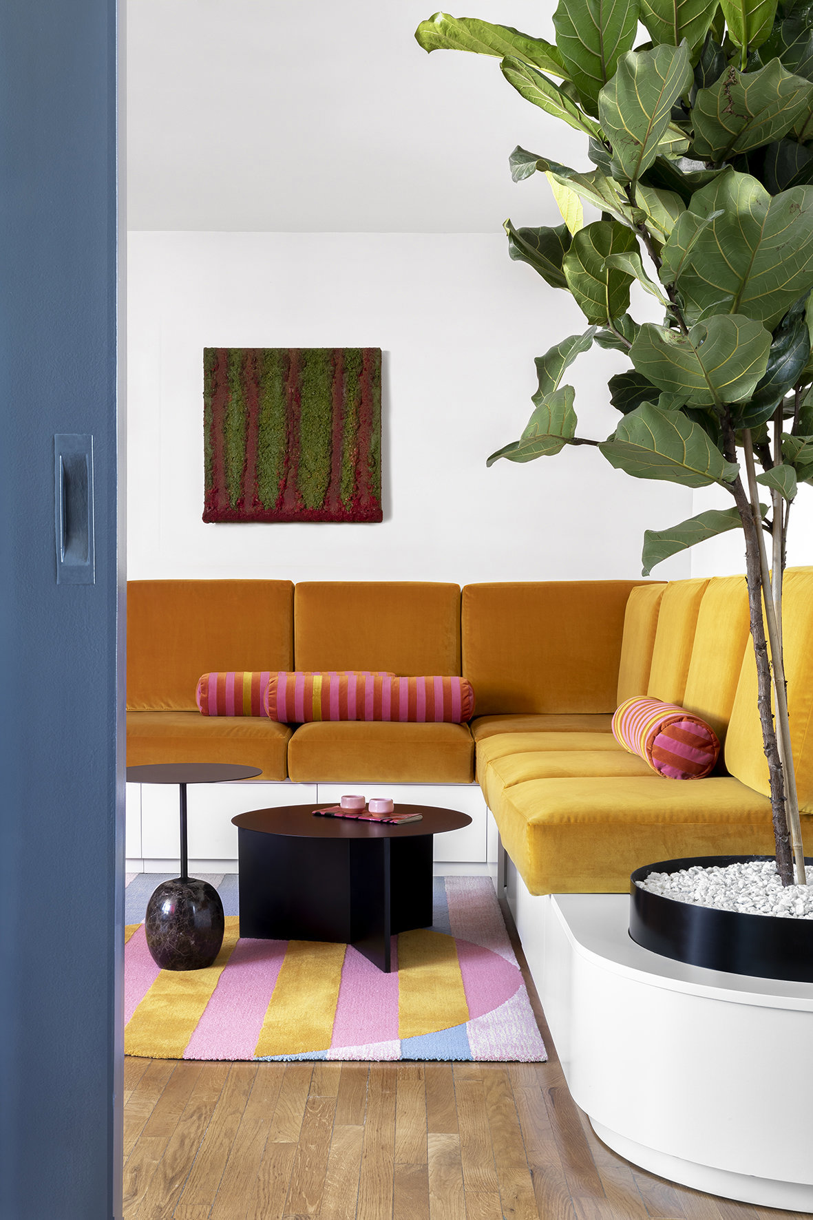 Pequeño salón moderno con sofá mostaza