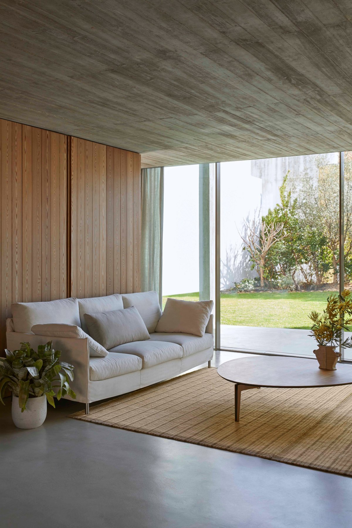 Salón minimalista en madera y hormigón