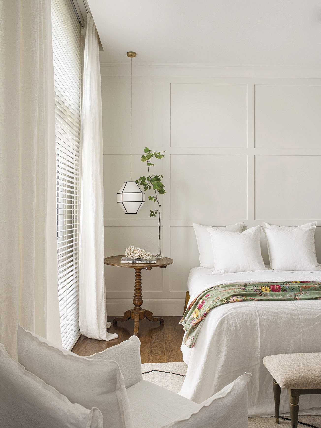 Dormitorio blanco con molduras