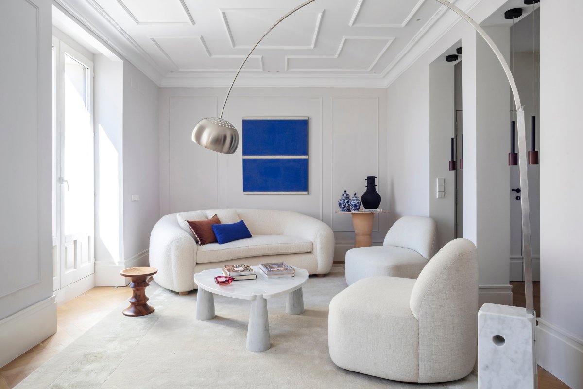 Salón moderno en blanco y azul