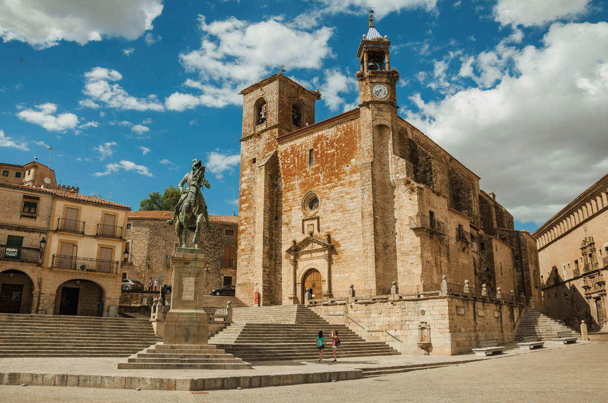 La Plaza Mayor de Trujillo con la estatua de Francisco Pizarro