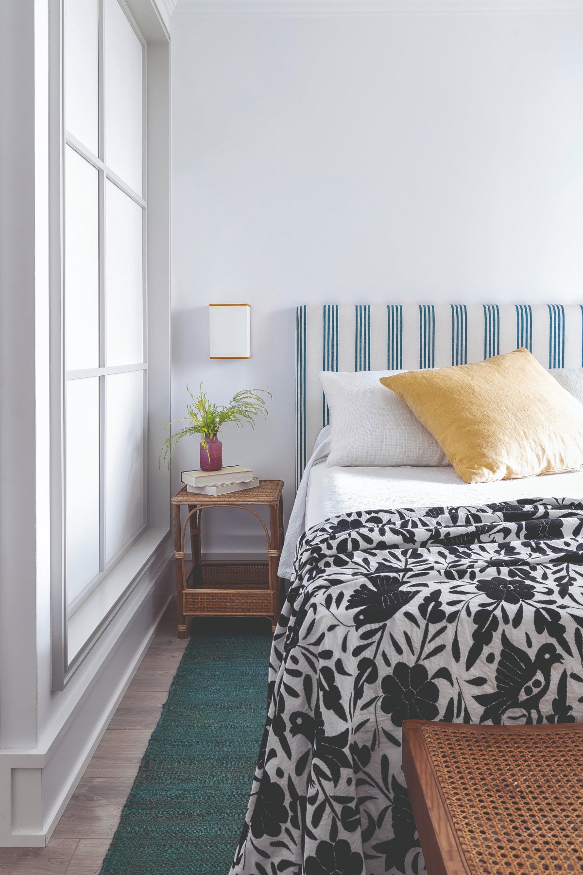Dormitorio con cabecero de rayas azules