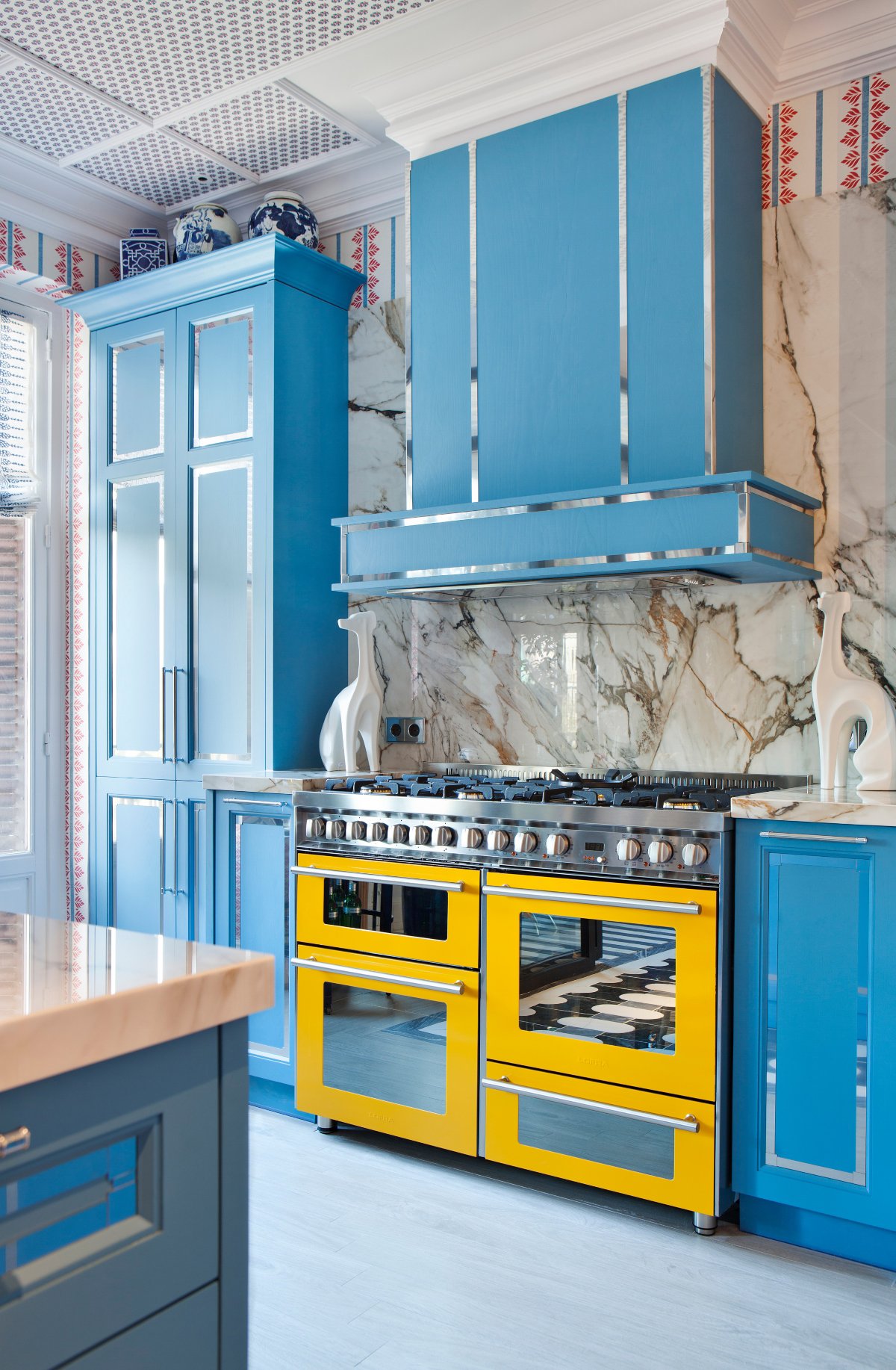 Cocina vintage con muebles azules