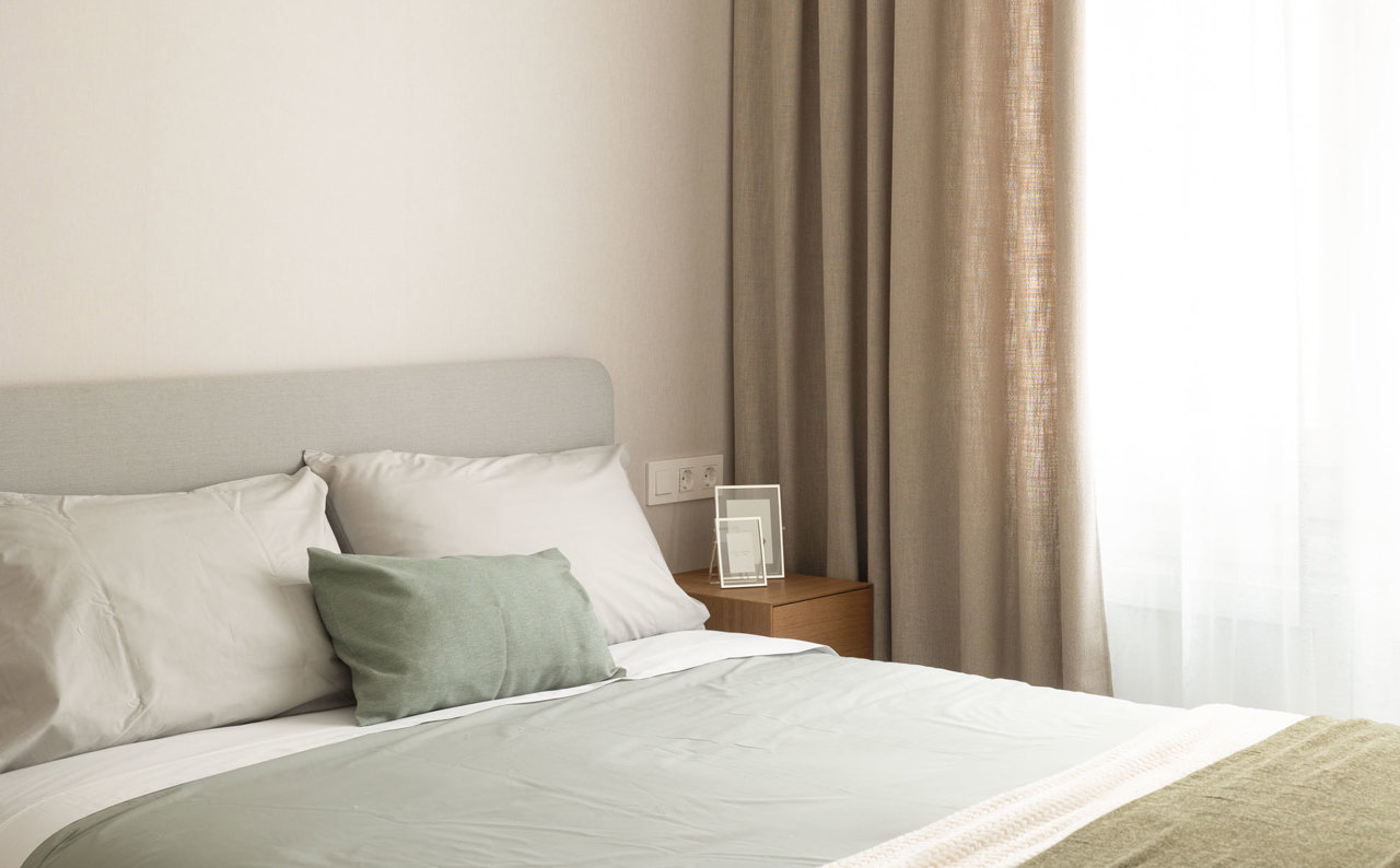 Dormitorio moderno cortina blanca y beige