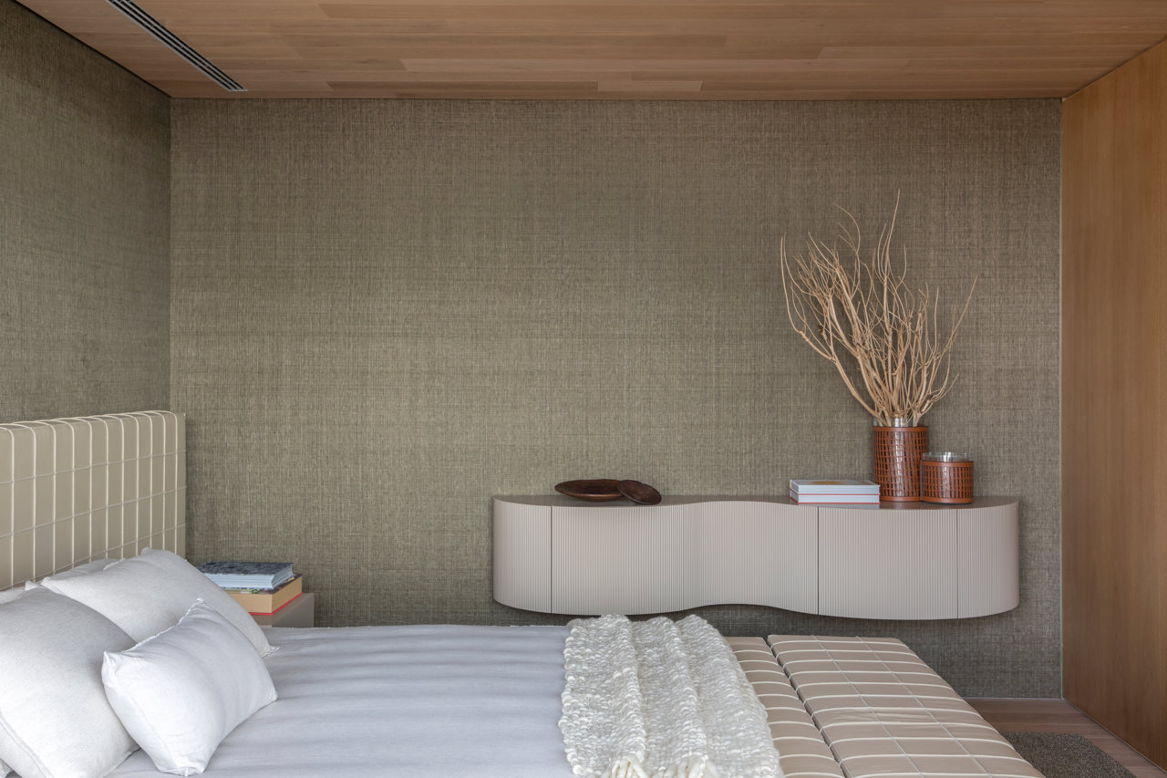En la gran suite principal se repite el patrón serpenteando del mobiliario para dar dinamismo al ambiente.