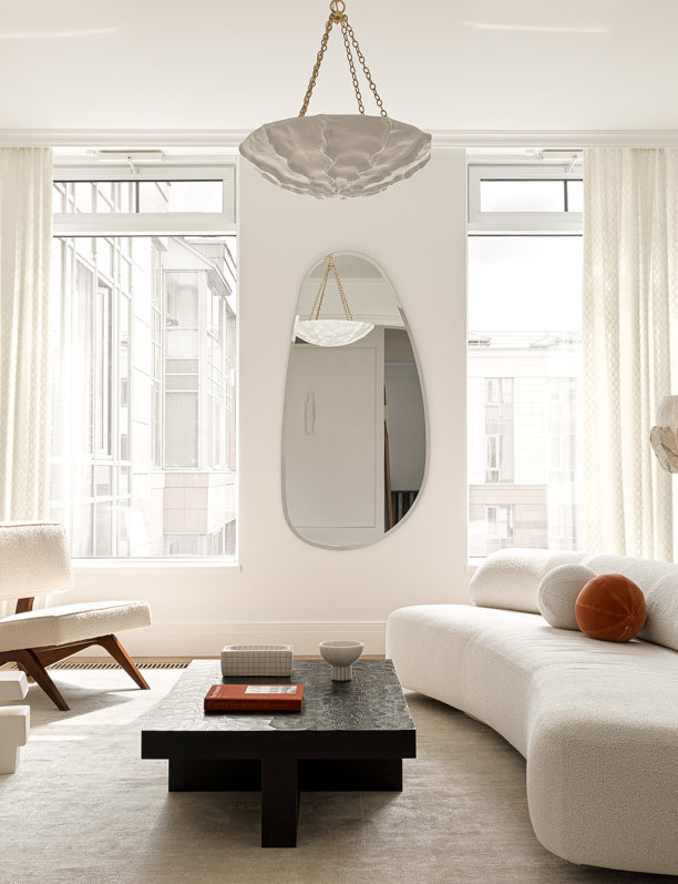 Un dúplex minimalista protagonizado por el color blanco y piezas icónicas con formas expresivas 