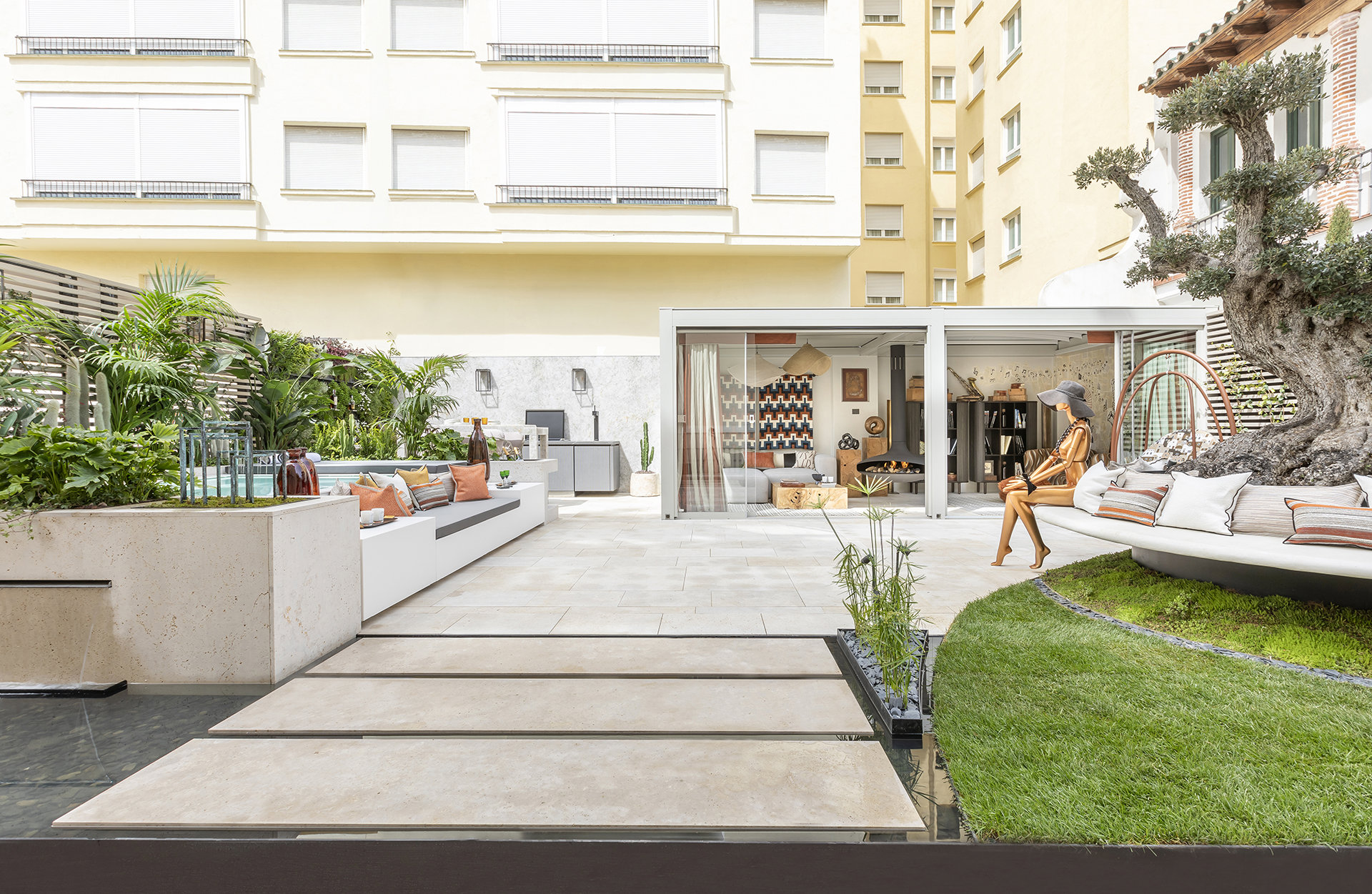 Si las dimensiones de tu terraza lo permiten, la mejor idea es crear diferentes ambientes que sigan una misma línea decorativa.