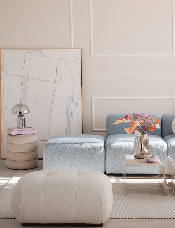 11 sofás para decorar las paredes blancas de tu salón y que NO parezca desfasado 