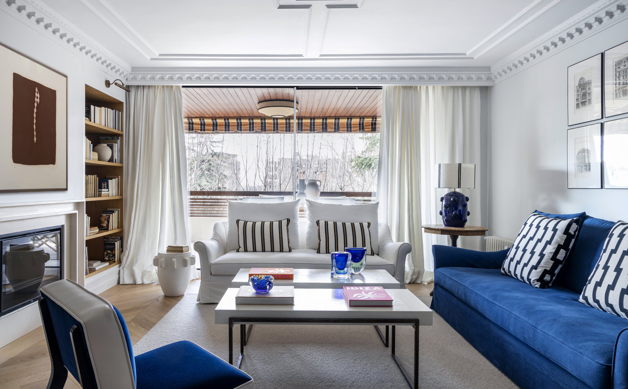 Salón clásico sofá azul