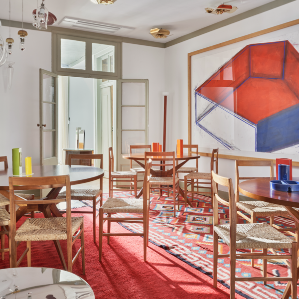 Tras una fachada sencilla, Hotel Casa Fortunato esconde interiores llenos de color y piezas vintage