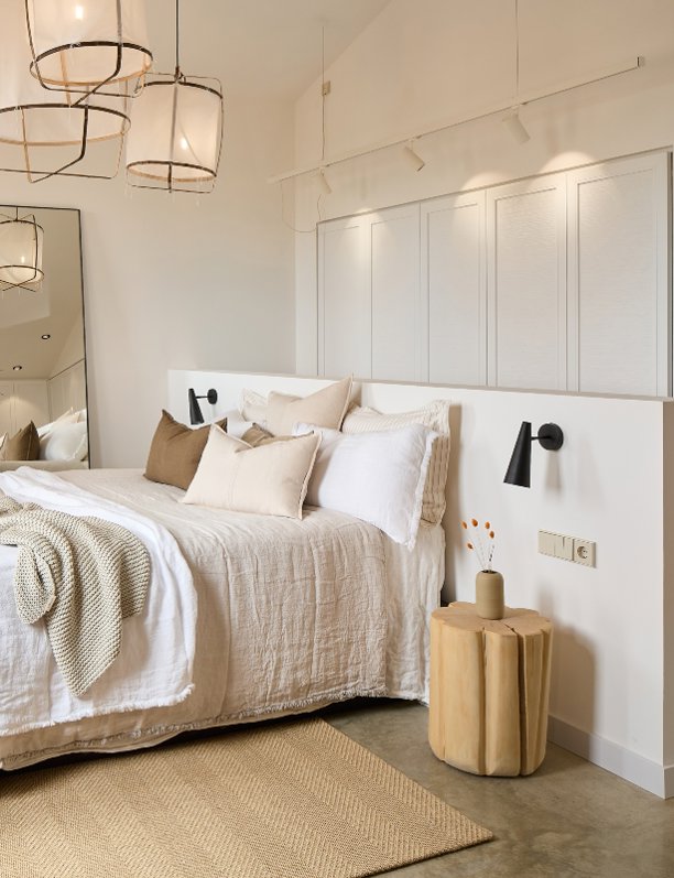 NO a la pared del cabecero: este dormitorio tiene la alternativa ingeniosa y elegante para ganar espacio y luz 