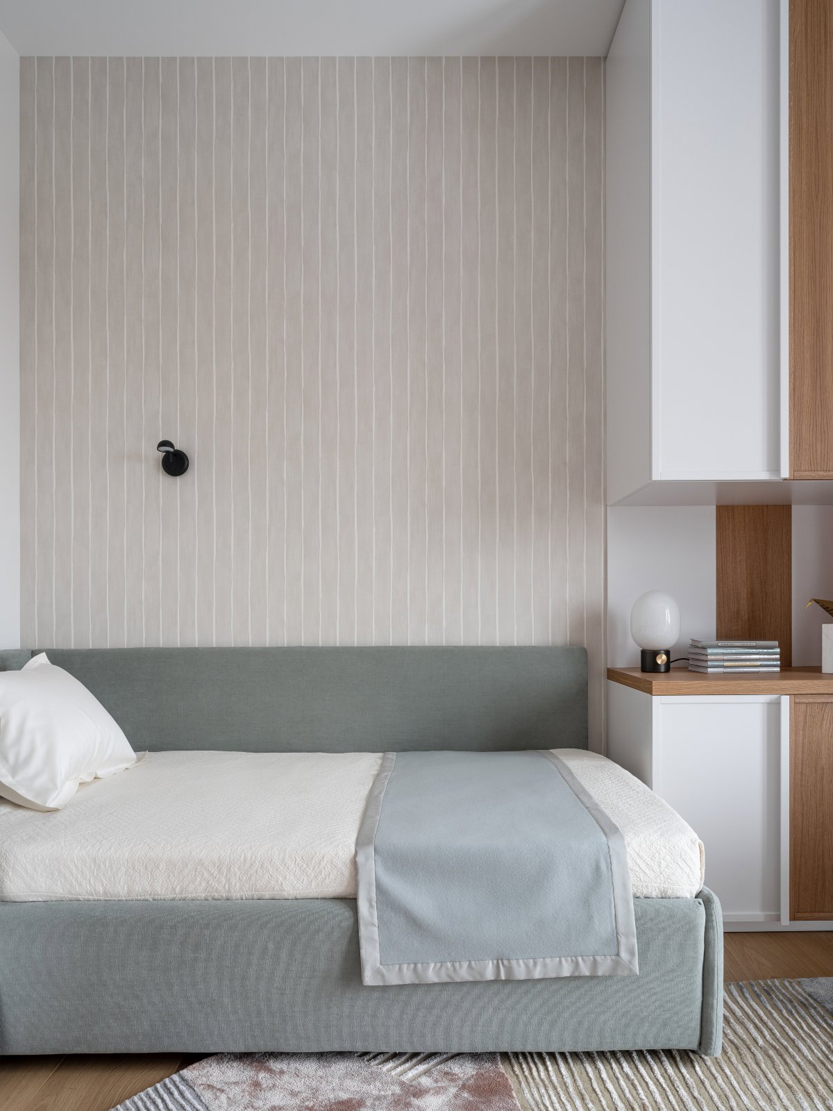 Dormitorio con papel pintado y cama en gris