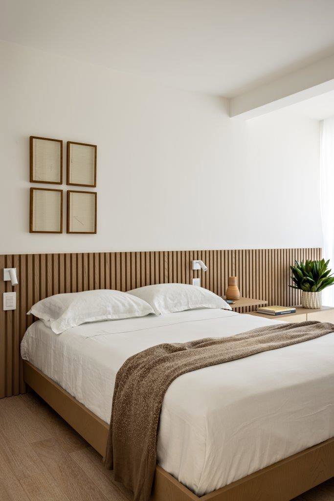 Dormitorio de madera y blanco