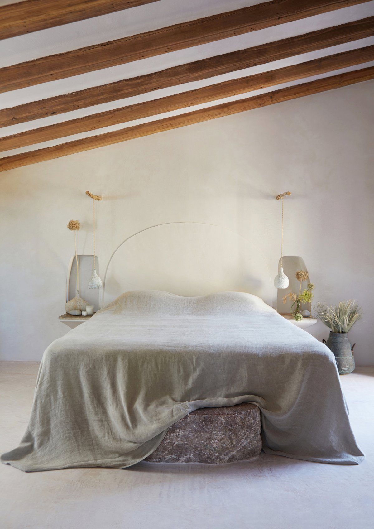Dormitorio minimalista con cama en gris
