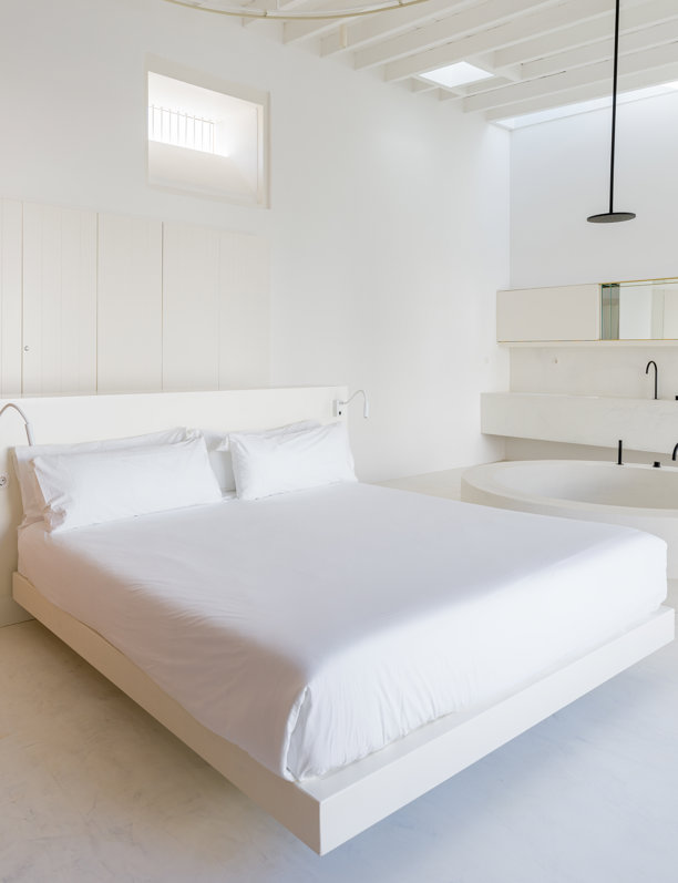Ni cojines, ni mantas: este dormitorio no necesita decoración extra para ser moderno, elegante y acogedor