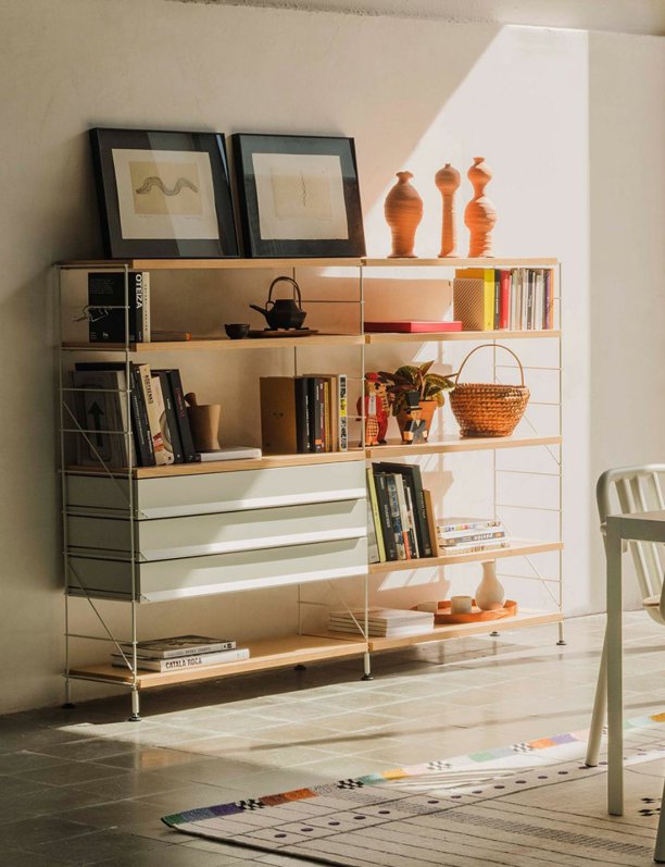 Hay vida más allá de los libros: 6 alternativas para decorar (y llenar) las estanterías de tu casa