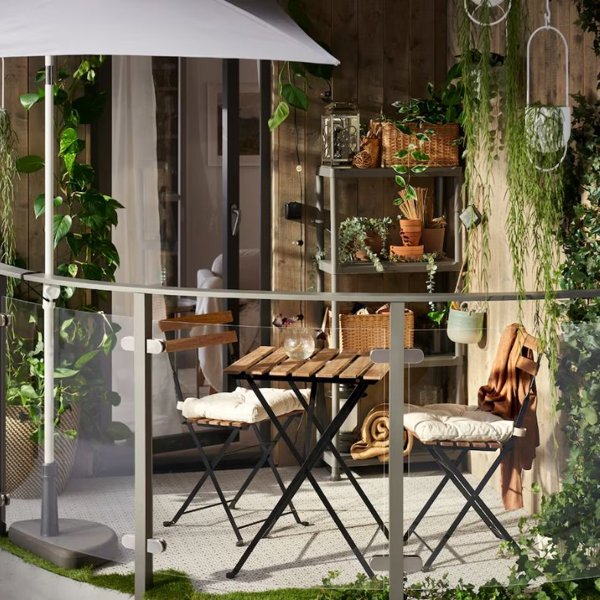 6 productos de IKEA que transformar��n tu balcón pequeño en un espacio práctico y acogedor