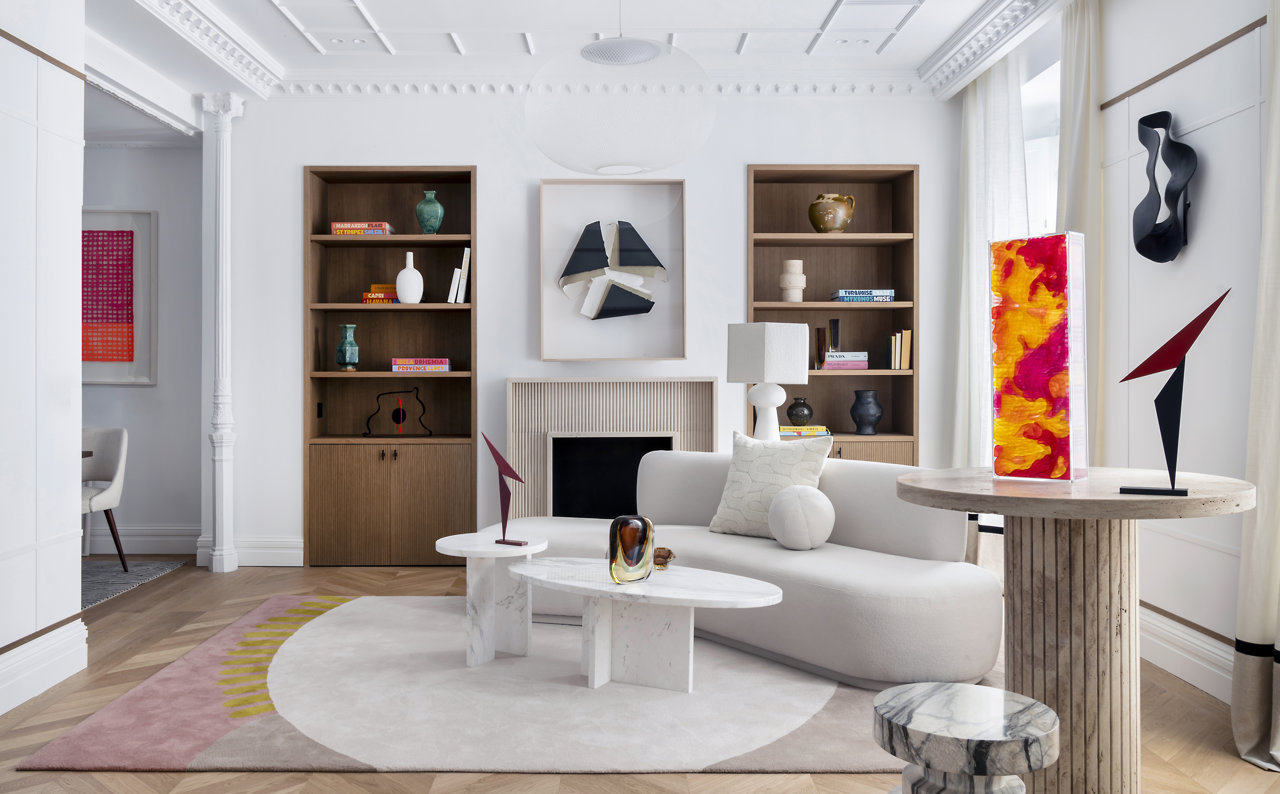 Salon blanco sofa curvo estanterías color
