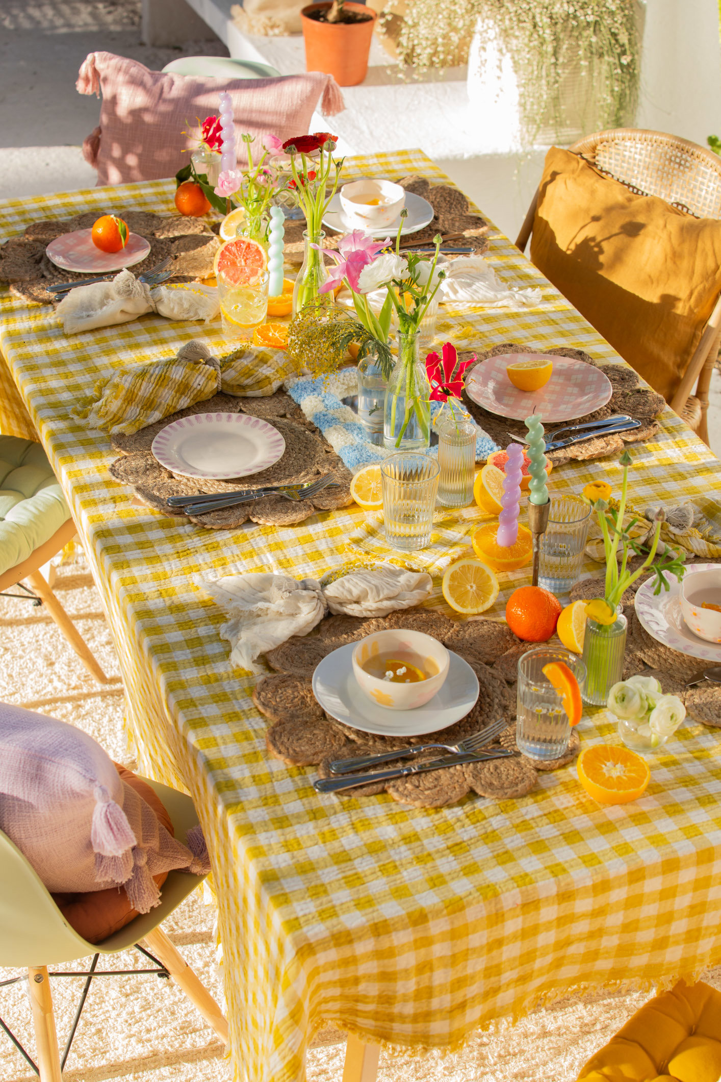Mesa con mantel de cuadros vichy en amarillo