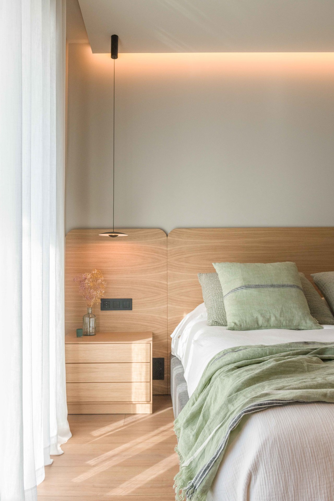 Este dormitorio de estilo nórdico se abre al baño 