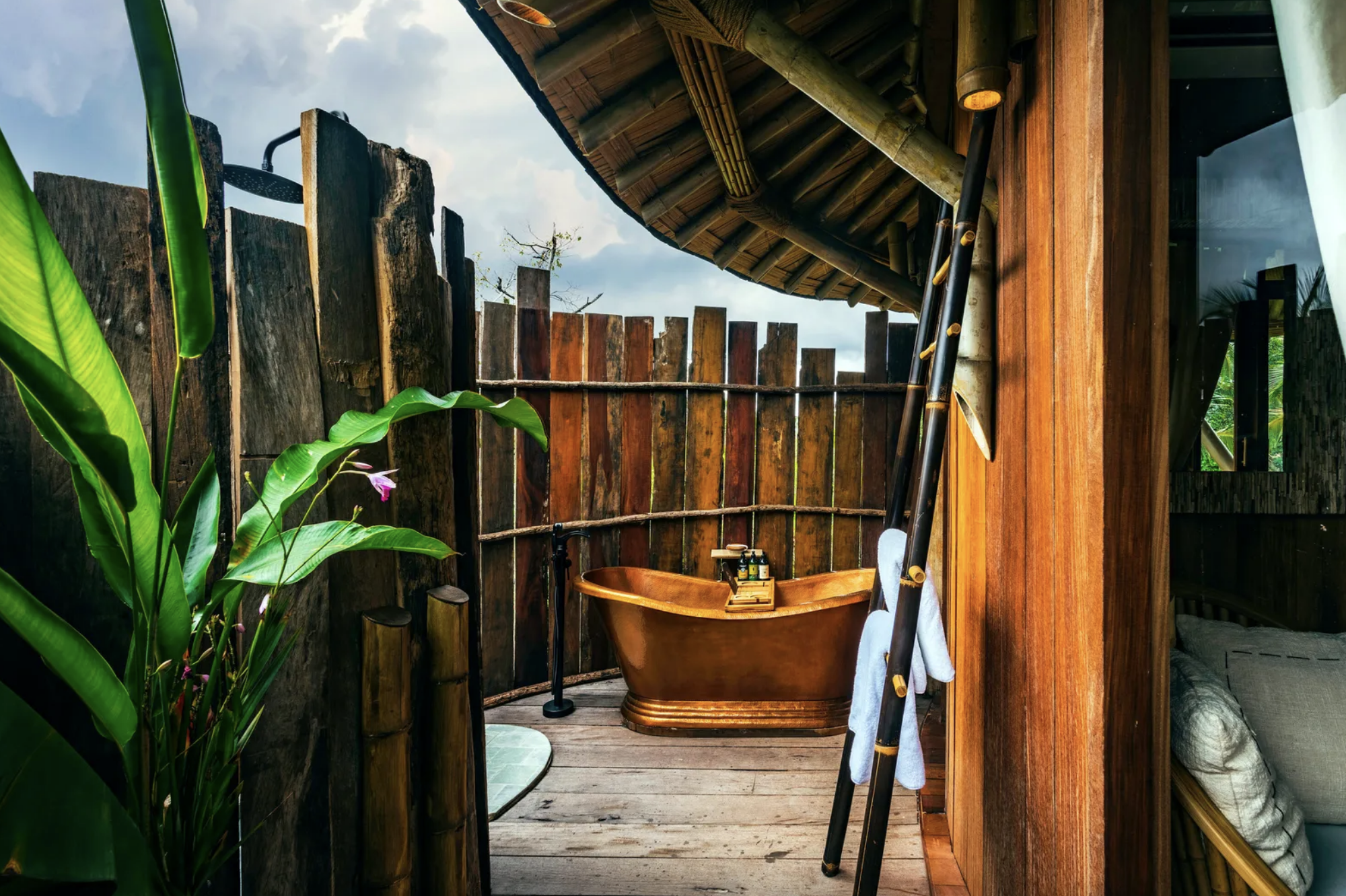 La tree house cuenta con un baño exterior para disfrutar de las vistas.