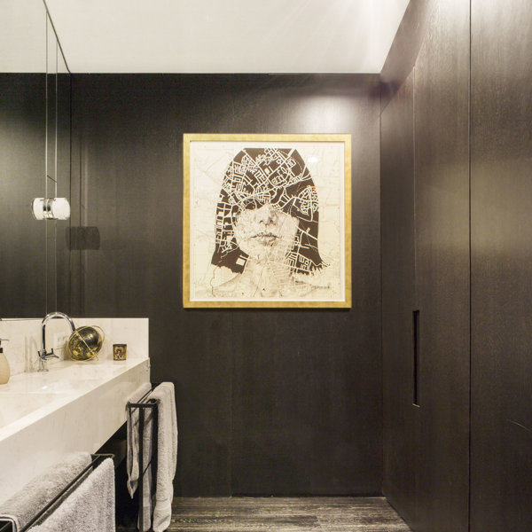 Ni estantes, ni espejos: así ha decorado la pared de su baño Ana Boyer 