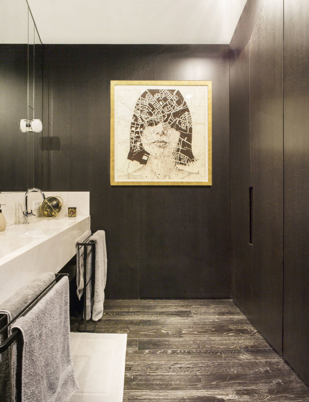 Ni estantes, ni espejos: así ha decorado la pared de su baño Ana Boyer 