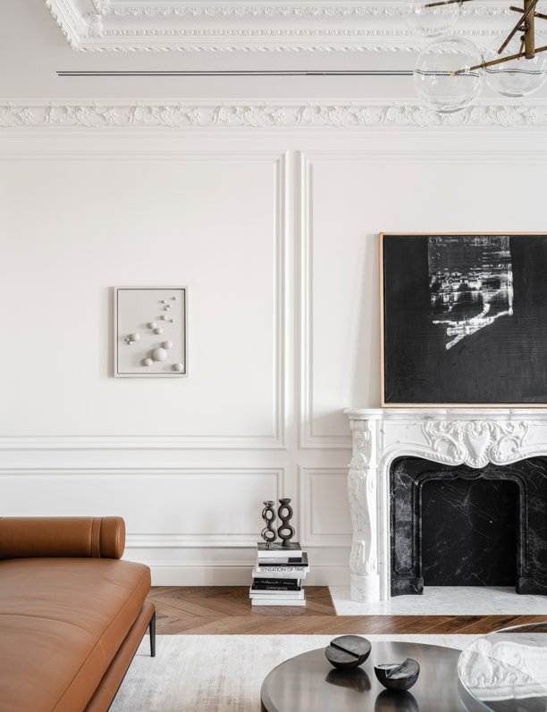 6 ideas para decorar las paredes del salón de forma elegante y clásica, inspiradas en el estilo francés