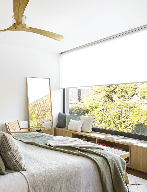 ¿Tienes una pequeña ventana en el dormitorio? Gana espacio con estas 7 cortinas cortas 
