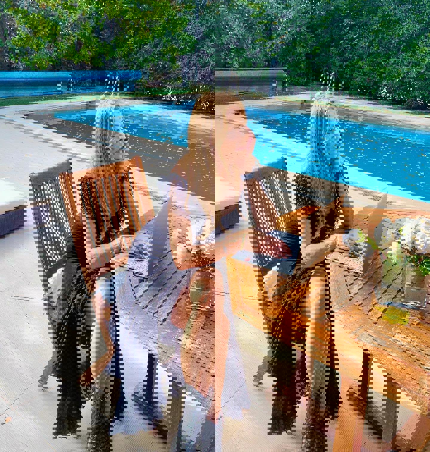 Trabajando con el ordenador junto a la piscina