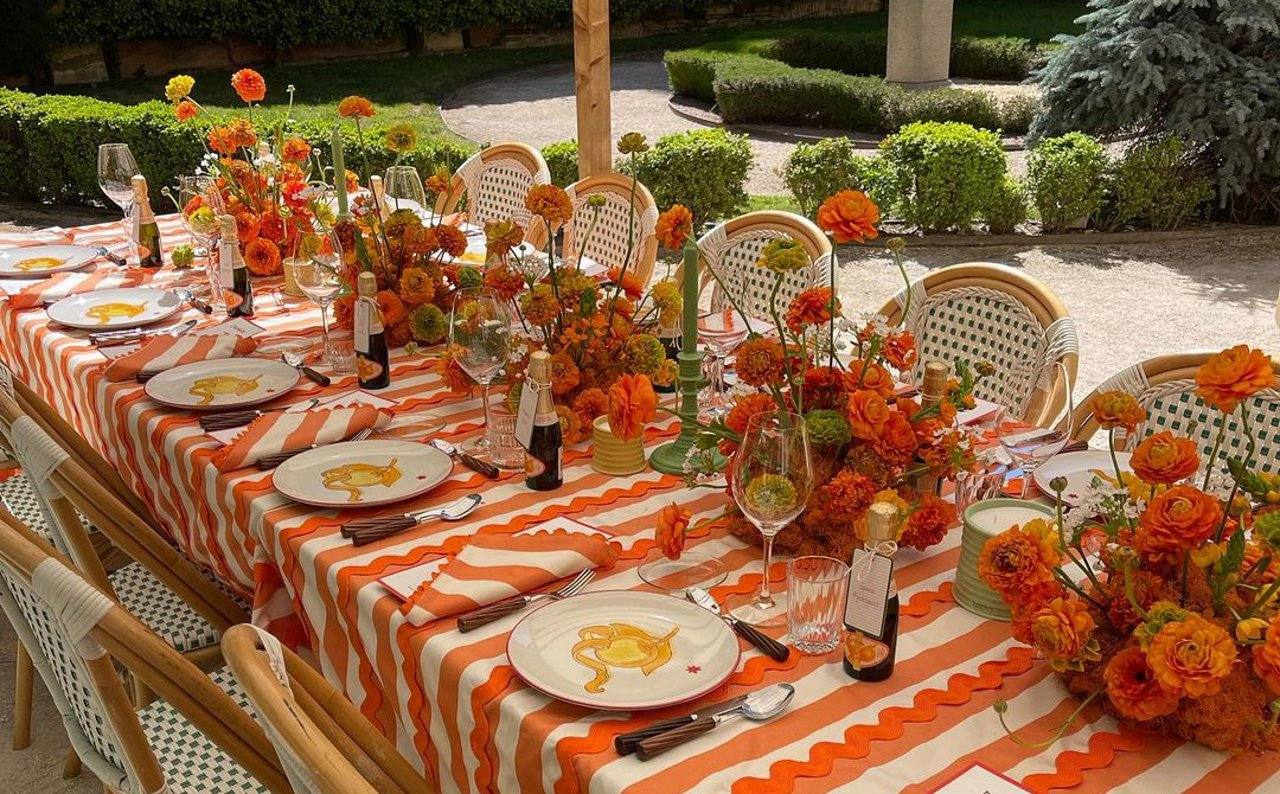 Una mesa con textiles estampados es una mesa llena de color, alegría y vida.