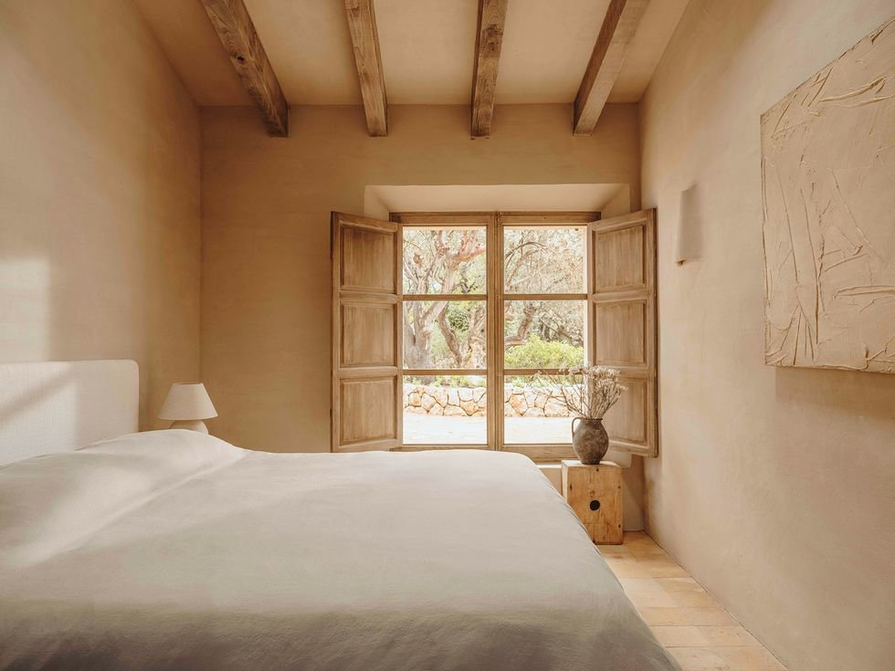 Dormitorio con madera y blanco