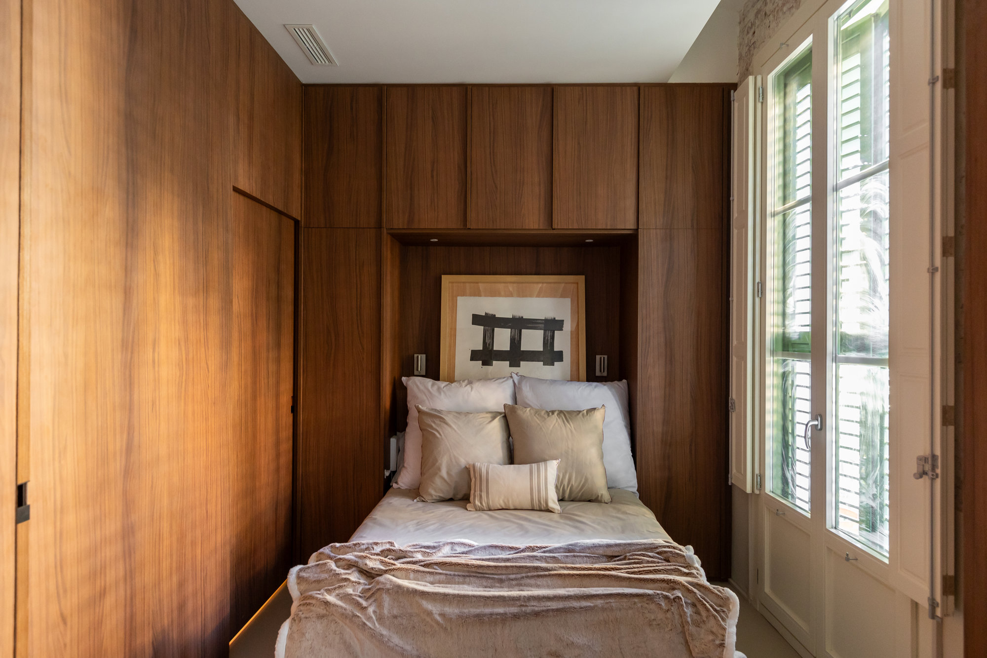 Un dormitorio protagonizado por la madera