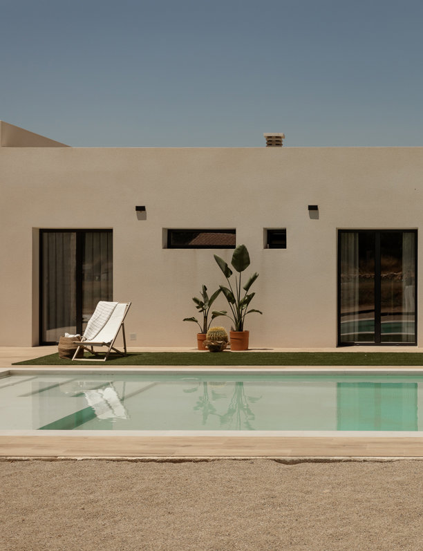 Tradición, luz y diseño, son los tres pilares de esta casa en el campo perfecta para el verano