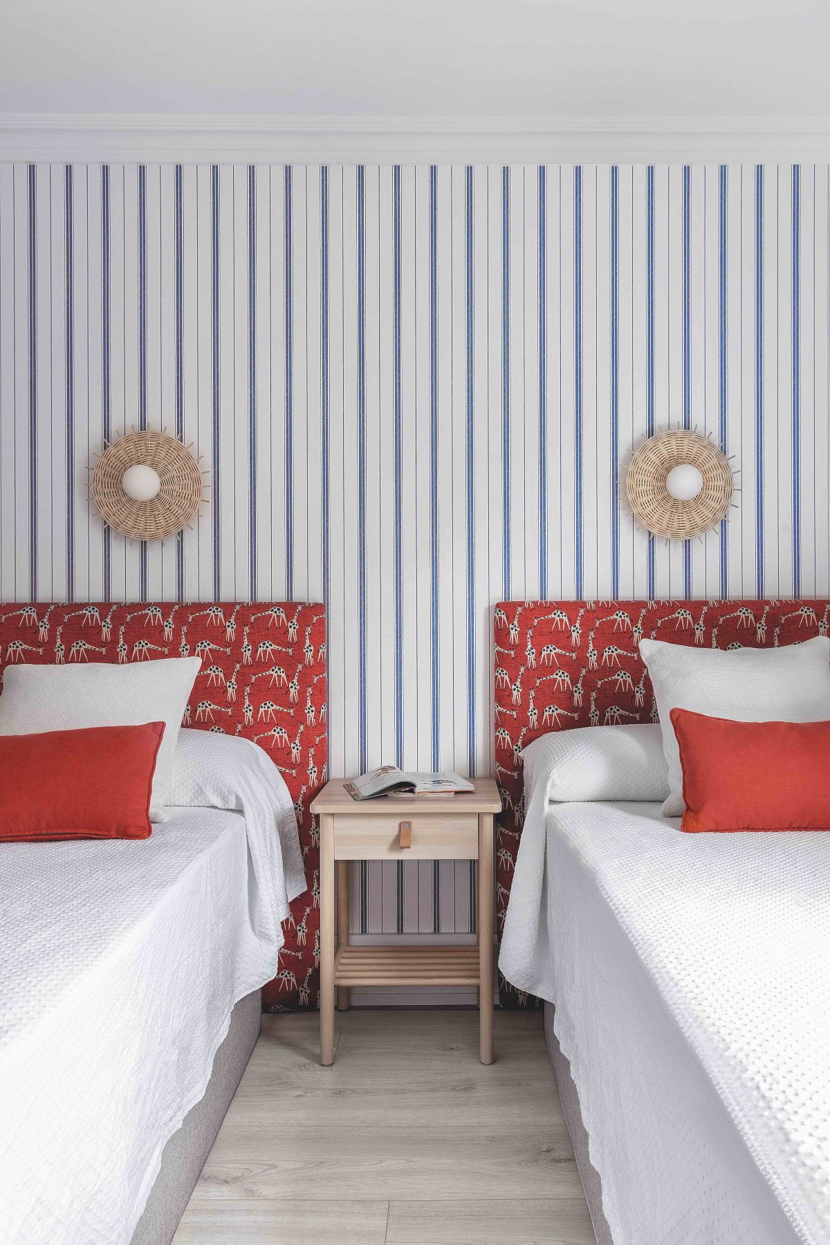 Dormitorio con cabeceros en rojo