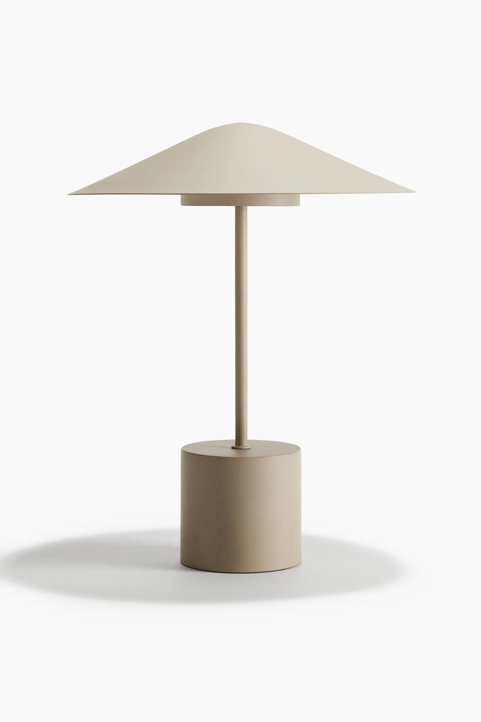 lámpara sobre mesa H&M Home