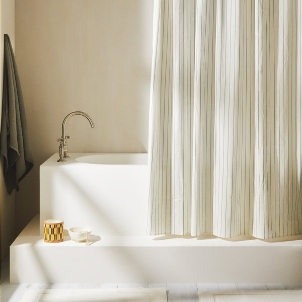 Adiós plástico, hola telas de lino y algodón: las cortinas de ducha suben de nivel con estas propuestas de Zara Home