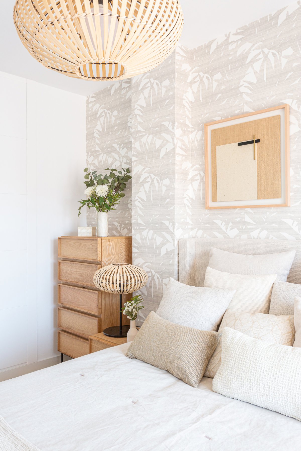 Dormitorio con papel pintado y textiles neutros