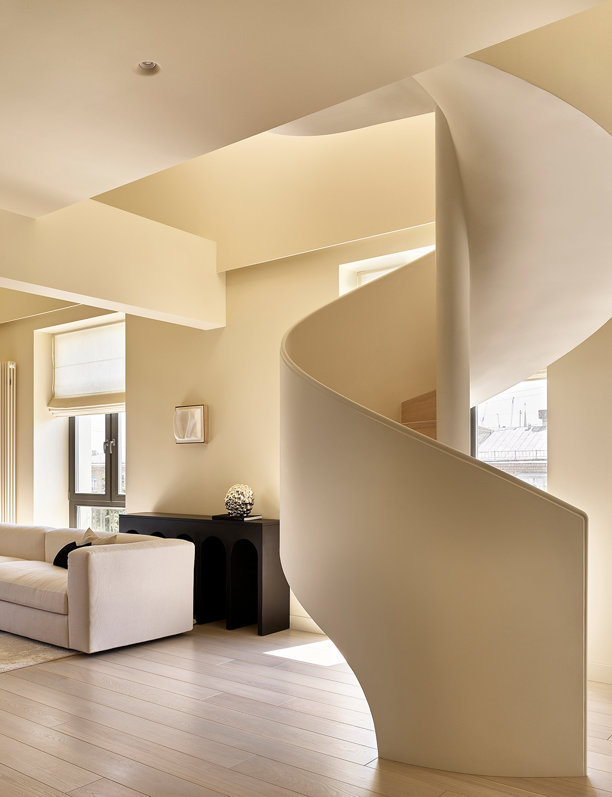 El arte del Origami inspira este piso de geometría compleja y escalera escultórica