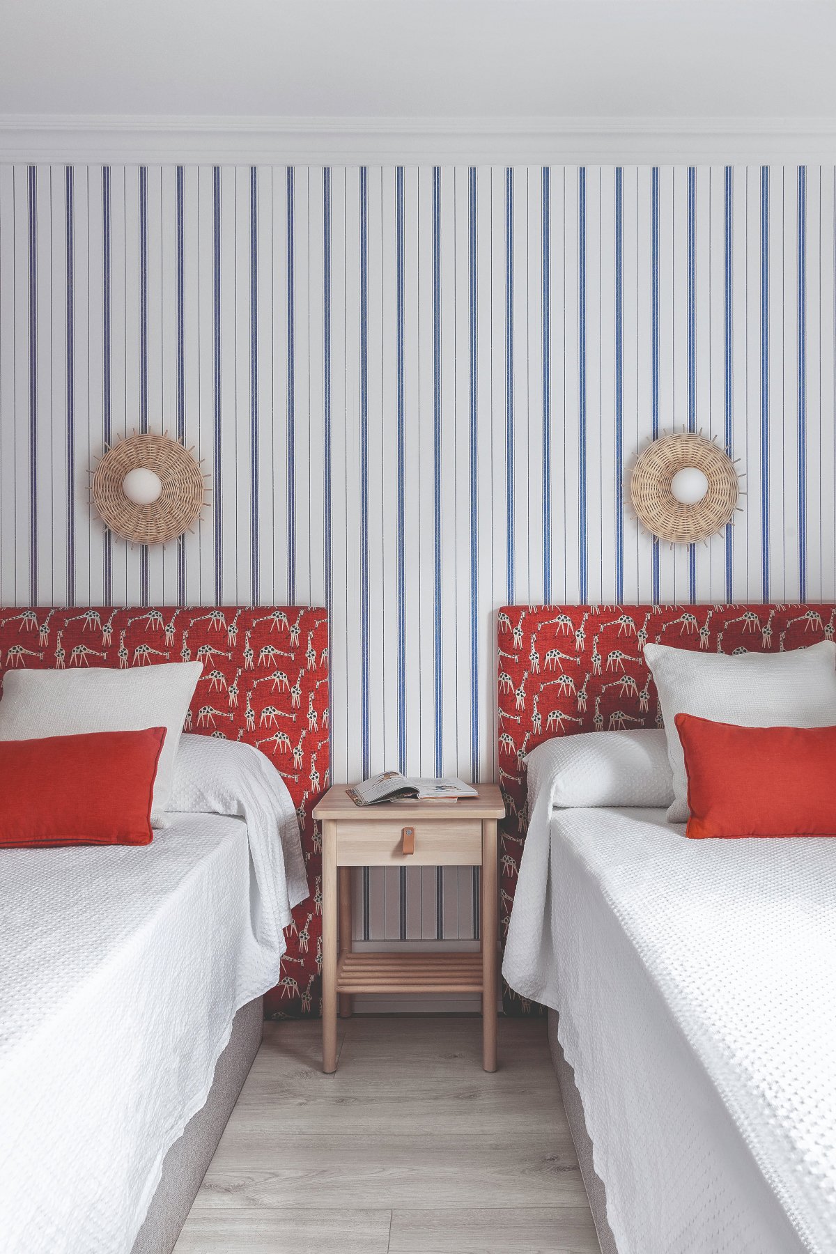 Dormitorio doble con papel pintado a rayas